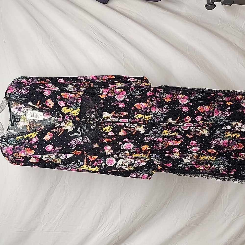 Torrid Crepe Lace Trim Kimono Size 00/10 M/LBlack with Floral Print
